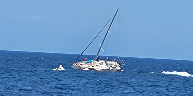 El 'Blue island' hundiéndose en la costa de Sa Conillera. Salvamento Marítimo