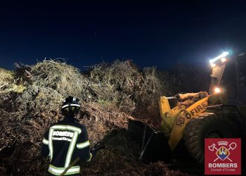 Los bomberos interviniendo en la planta de biomasa de Sant Rafel hace dos días.  Fotos Bombers d'Eivissa.