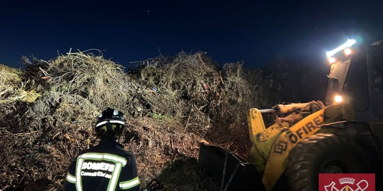 Los bomberos interviniendo en la planta de biomasa de Sant Rafel hace dos días. Fotos Bombers d'Eivissa.