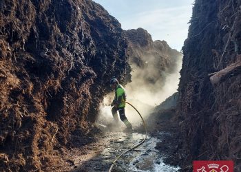 Un bombero trabaja en la extinción en una imagen de este fin de semana. Fotos Bombers d'Eivissa