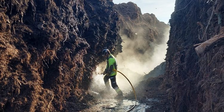 Un bombero trabaja en la extinción en una imagen de este fin de semana. Fotos Bombers d'Eivissa