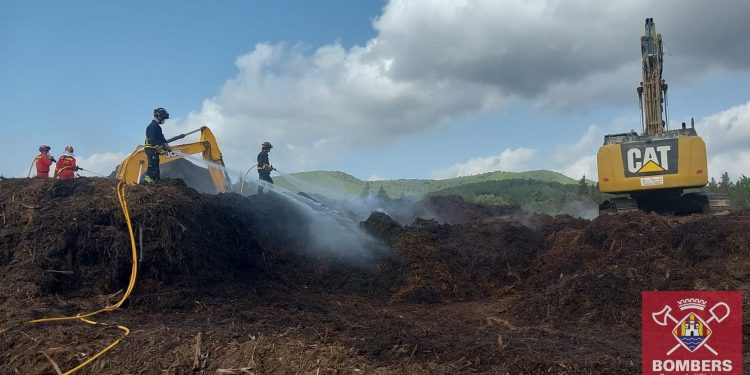 Imagen de los trabajos de hoy de bomberos