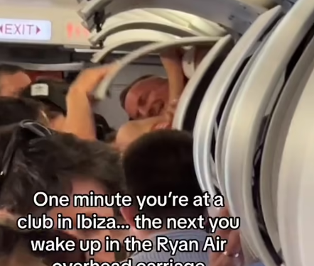 Hombre en el compartimento del equipaje de mano en un vuelo de Ibiza. Imagen Dom Dolla