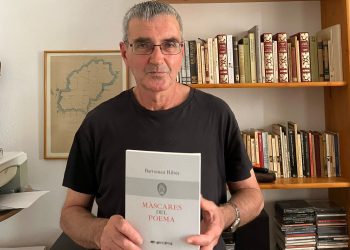 Bartomeu Ribes con un ejemplar de su nuevo libro, que presenta este viernes, 'Màscares del poema'