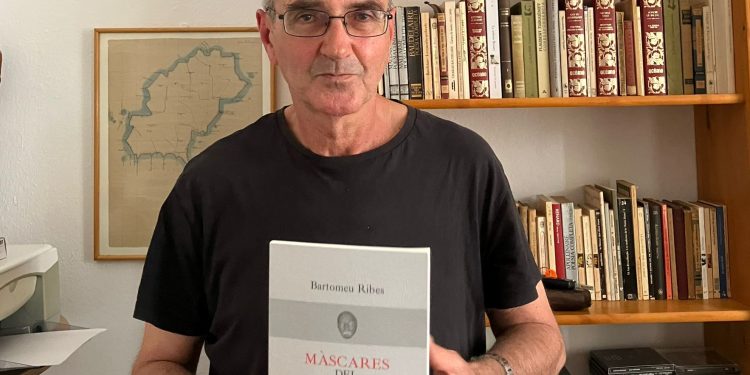 Bartomeu Ribes con un ejemplar de su nuevo libro, que presenta este viernes, 'Màscares del poema'