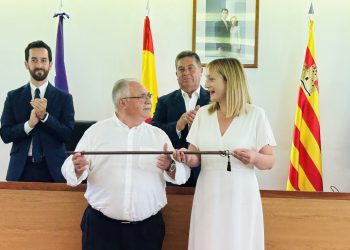 Tania Marí recibe la vara de mando de manos de Antoni. Marí Carraca. Foto: PP de Sant Joan,