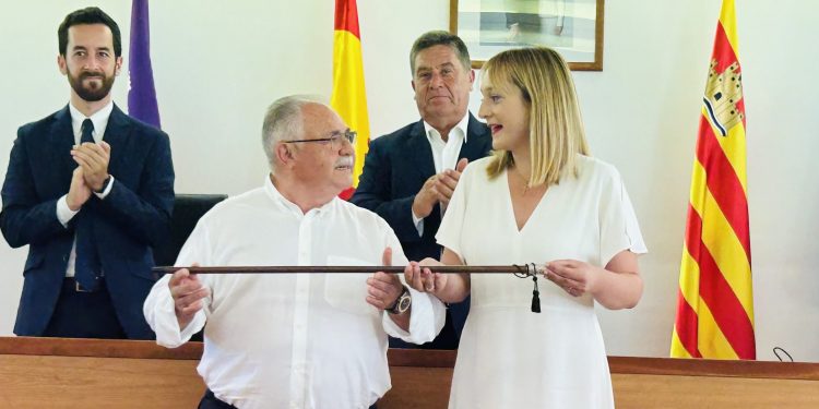 Tania Marí recibe la vara de mando de manos de Antoni. Marí Carraca. Foto: PP de Sant Joan,
