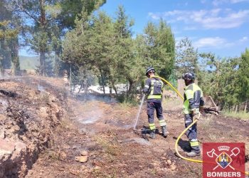 Imagen de archivo de  un incendio en Forada el pasado 15 de junio. Foto: @Bombersdevissa