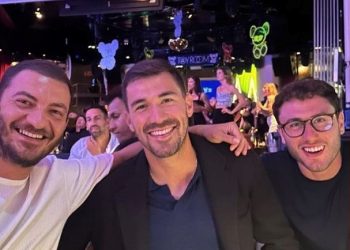 Los jugadores italianos Alessio Romagnoli, en el centro, con Davide Calabria y un amigo. Instagram.