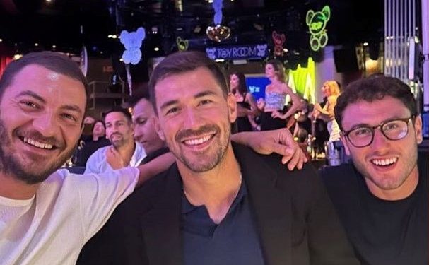 Los jugadores italianos Alessio Romagnoli, en el centro, con Davide Calabria y un amigo. Instagram.