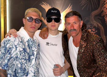 De izquierda a derecha: Lisandro Martínez, Bizarrap y Marcelo Burlón, en Ibiza. Redes Marcelo Burlón