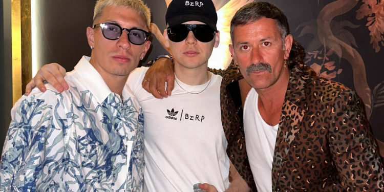 De izquierda a derecha: Lisandro Martínez, Bizarrap y Marcelo Burlón, en Ibiza. Redes Marcelo Burlón