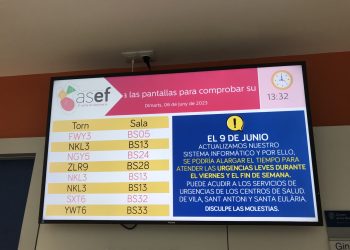 Los paneles de citas alertan estos días del cambio de sistema informático. Foto Noudiari