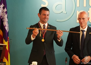 Marcos Serra, con la vara de mando que ha recibido esta misma mañana.