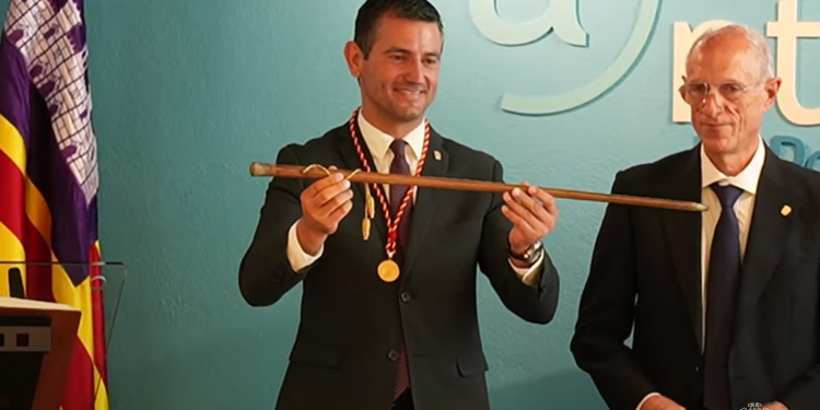 Marcos Serra, con la vara de mando que ha recibido esta misma mañana.