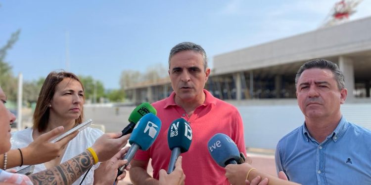 Marí Bosó y Miquel Jerez en el aeropuerto de Ibiza.