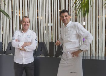 Pablo González y Óscar Molina, en el restaurante La Gaia de Ibiza. Fotos: Paco Natera