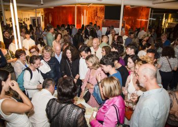 El autor firma libros a la izquierda de la imagen rodeado de asistentes al acto en el hall del Centro Cultural de Jesús. Foto Toni Costa