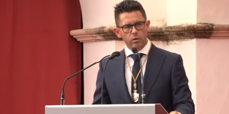 Rafa Triguero, durante el discurso institucional, este sábado en el Claustre del Ajuntament de Vila.