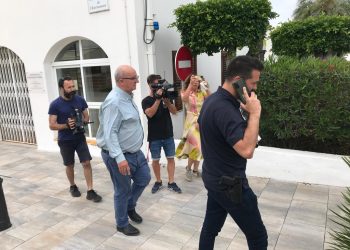 El abogado del alcalde, José María Costa, en el centro, ayer, tras salir del Ayuntamiento.