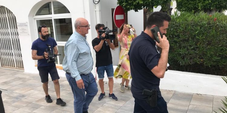 El abogado del alcalde, José María Costa, en el centro, ayer, tras salir del Ayuntamiento.