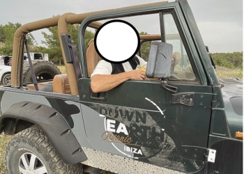 S. D. en el vehículo todoterreno descapotable. Esta imagen se compartió ayer en grupos de Whatsapp y redes sociales apuntando que era el autor de los hechos.