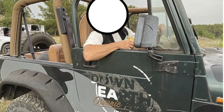 S. D. en el vehículo todoterreno descapotable. Esta imagen se compartió ayer en grupos de Whatsapp y redes sociales apuntando que era el autor de los hechos.