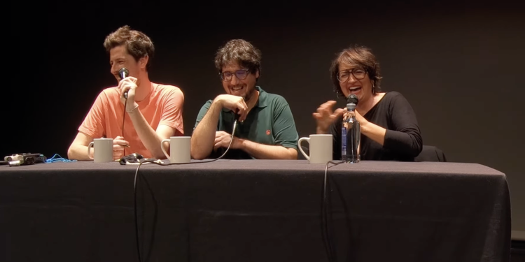 Ignasi Taltavull, Tomàs Fuentes y Silvia Abril, partiéndose de risa durante el relato del incidente en Formentera. Imagen La Ruina Show