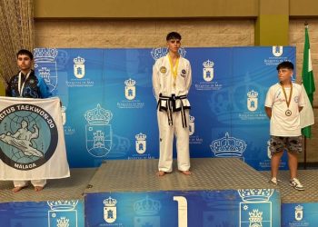 Javier Linero Cruz, en el podio del Torneo de Roquetas, donde ha logrado la medalla de oro.