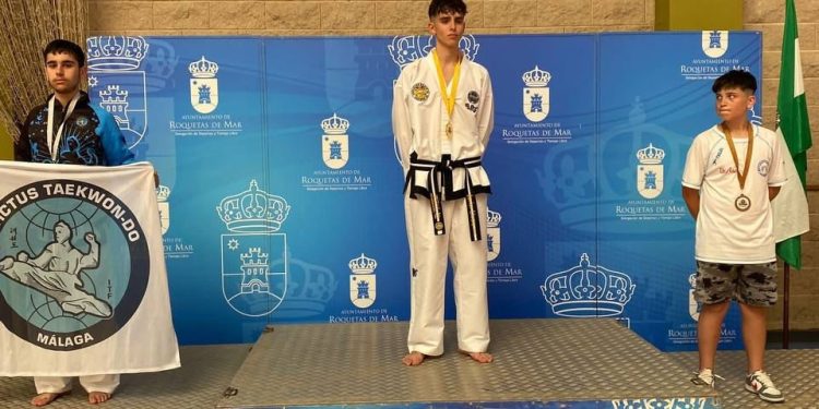 Javier Linero Cruz, en el podio del Torneo de Roquetas, donde ha logrado la medalla de oro.