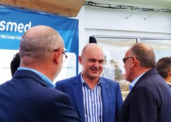 El presidente del Consell, Vicent Marí, con responsables de Trasmed hace dos veranos en Ibiza.