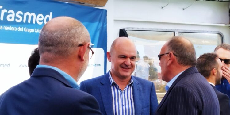 El presidente del Consell, Vicent Marí, con responsables de Trasmed hace dos veranos en Ibiza.