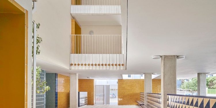 Interior de un bloque de viviendas sociales de Ibiza.