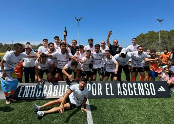 Foto de la celebración del ascenso a Segunda RFEF. Foto: Paco Natera - Futbolpitiuso