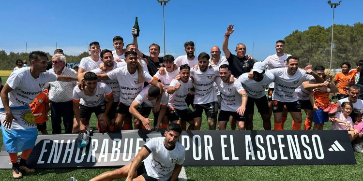Foto de la celebración del ascenso a Segunda RFEF. Foto: Paco Natera - Futbolpitiuso