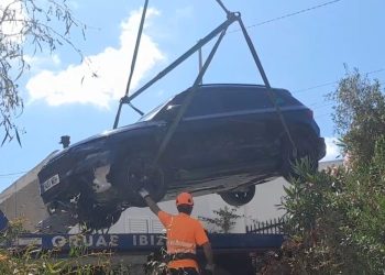 Dos equipos de Grúas Ibiza han tenido que desplazarse al lugar de los hechos para poder sacar el coche del barranco