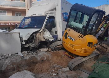 Así han quedado los dos vehículos tras el siniestro. El personal de Grúas Ibiza ha retirado el camión de la vía con una grúa pluma.