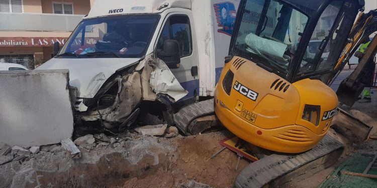 Así han quedado los dos vehículos tras el siniestro. El personal de Grúas Ibiza ha retirado el camión de la vía con una grúa pluma.