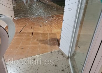 Así ha quedado la entrada, con el cristal afectado. Fotos cedidas a Noudiari.