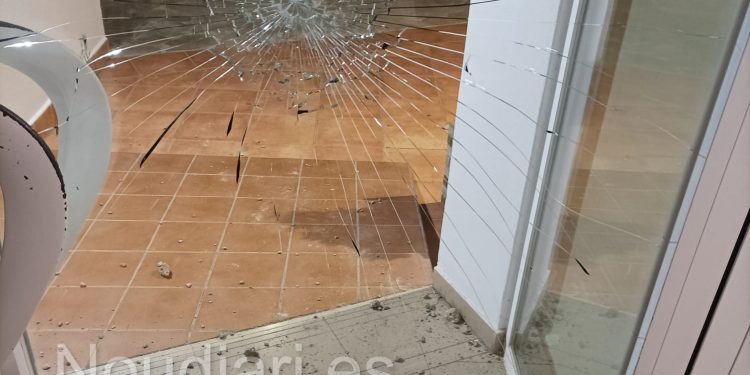 Así ha quedado la entrada, con el cristal afectado. Fotos cedidas a Noudiari.