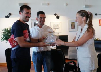 Ana Ferrer entrega un obsequio a José Arcadio Gamez (Presidente Sección Futsal) en presencia de Rafael Triguero.