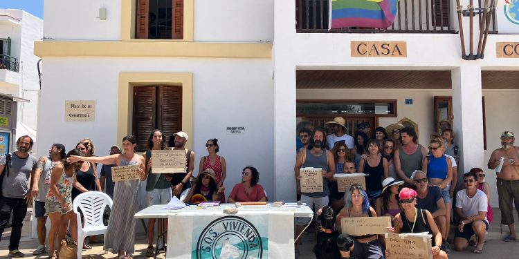 Concentración en Formentera de trabajadores y trabajadoras por la falta de vivienda asequible y digna en una imagen de archivo de SOS Vivienda Formentera