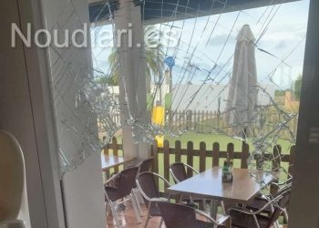 La puerta trasera de Can Sala, reventada por los ladrones esta madrugada. Fotos Can Sala cedidas a Noudiari.