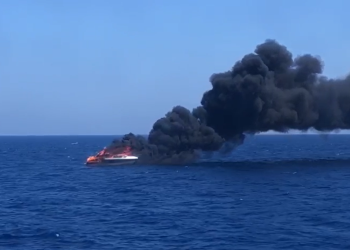 Imagen de la lancha en llamas. Imagen: Ràdio Illa.