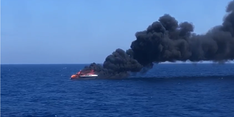 Imagen de la lancha en llamas. Imagen: Ràdio Illa.
