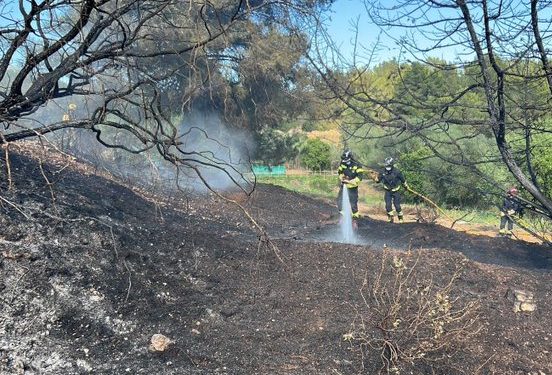 Actuación de los bomberos en el incendio de es Cubells. Foto: Bombers d'Eivissa.