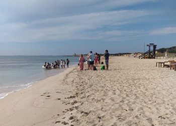 Recogida de pasajeros de un chárter ilegal en una zona no habilitada, en la playa de es Cavallet de Sant Josep, Ibiza.
