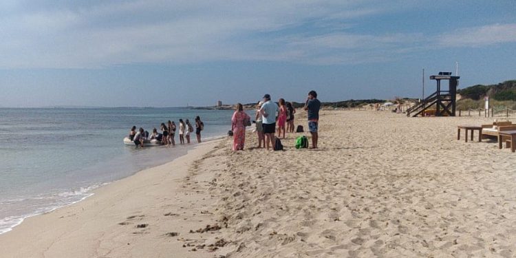 Recogida de pasajeros de un chárter ilegal en una zona no habilitada, en la playa de es Cavallet de Sant Josep, Ibiza.