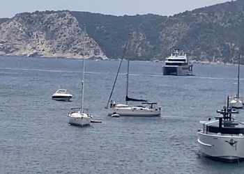 El 'pirata' en la bahía de Porroig en una imagen de Salvem Sa Badia.