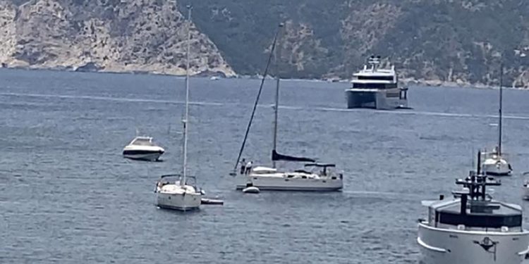 El 'pirata' en la bahía de Porroig en una imagen de Salvem Sa Badia.